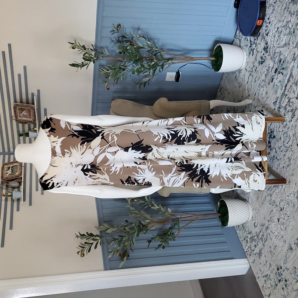 Skye's The Limit Floral Sleeveless Maxi Dress in Brown and White. Large. - Picture 5 of 13